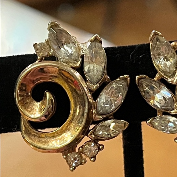 Vintage crown Trifari faceted Crystal rhinestones clip on earrings - Picture 3 of 13